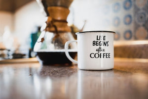 Bedruckte Kaffeetasse mit Chemex im Hintergrund